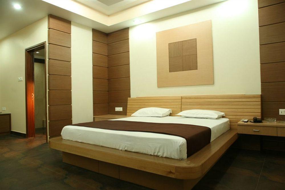 Hotel Trimoorti Calcutta Extérieur photo