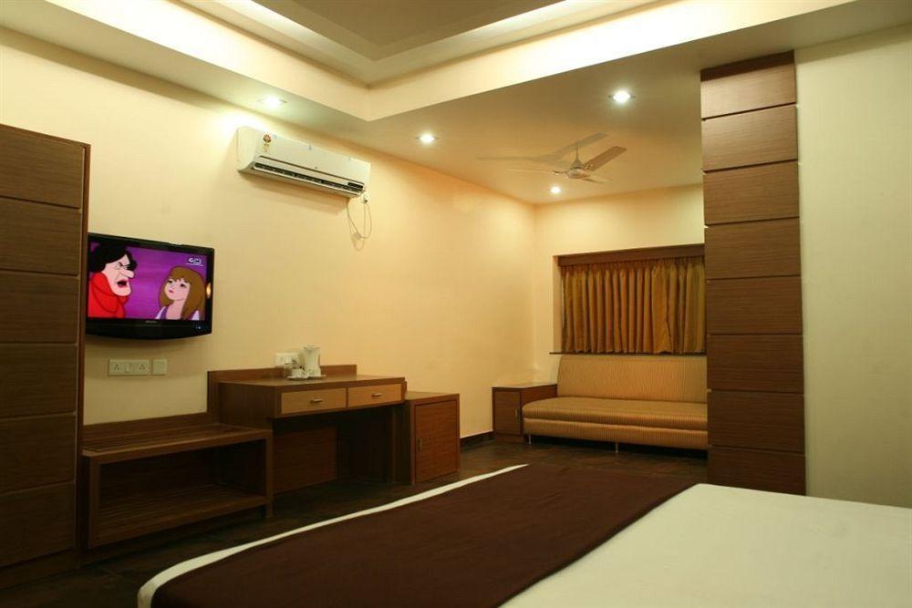 Hotel Trimoorti Calcutta Extérieur photo