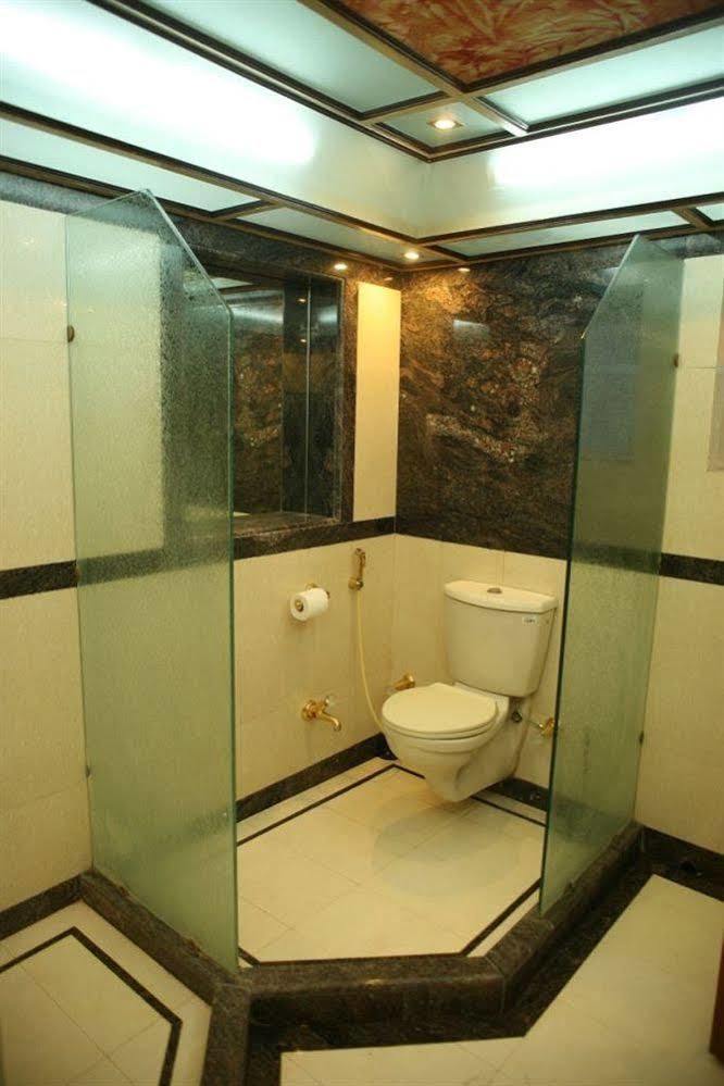 Hotel Trimoorti Calcutta Extérieur photo