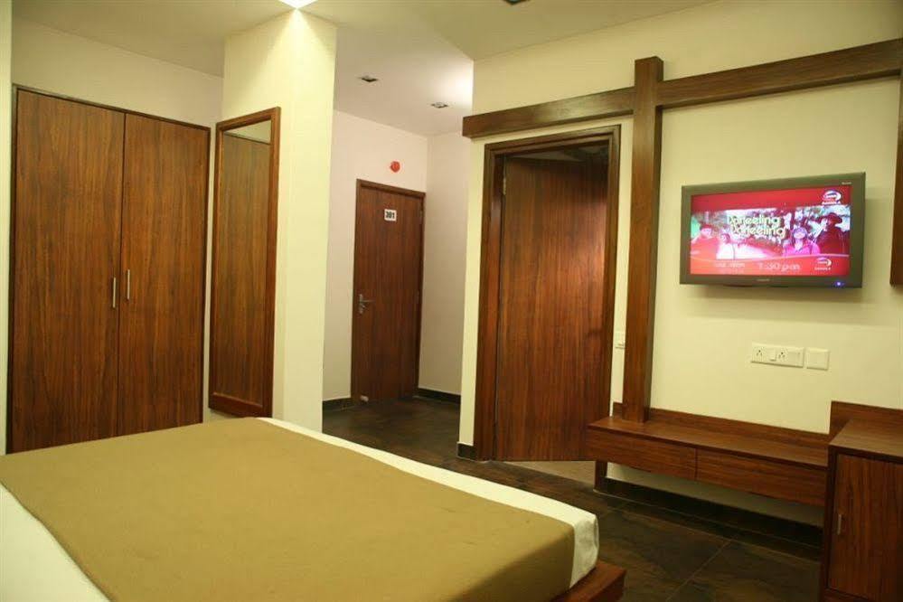 Hotel Trimoorti Calcutta Extérieur photo