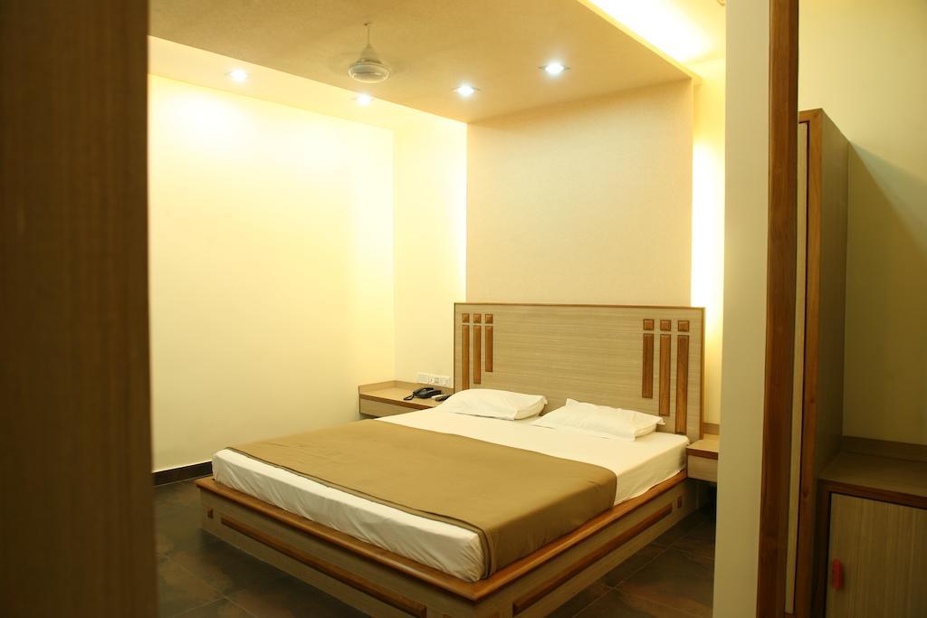 Hotel Trimoorti Calcutta Extérieur photo