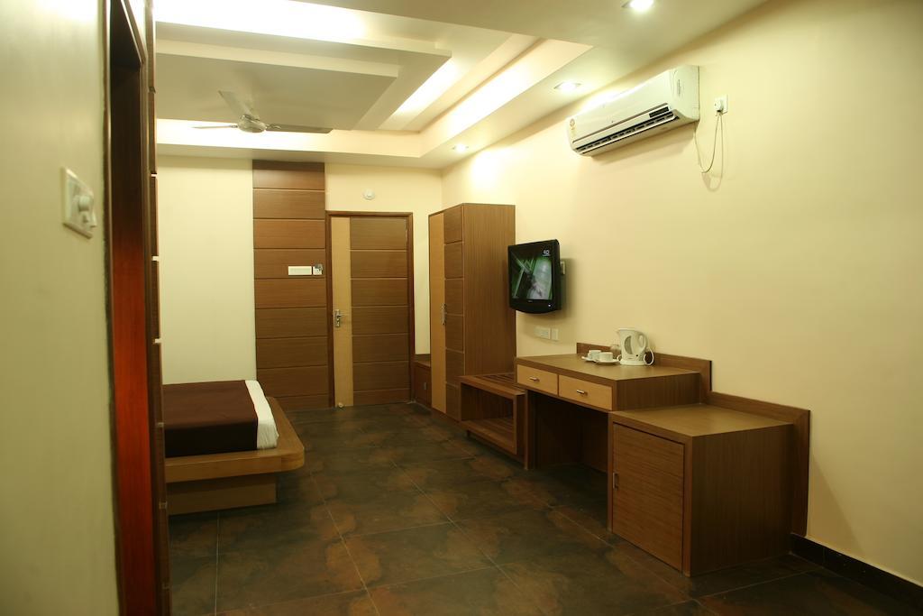 Hotel Trimoorti Calcutta Chambre photo